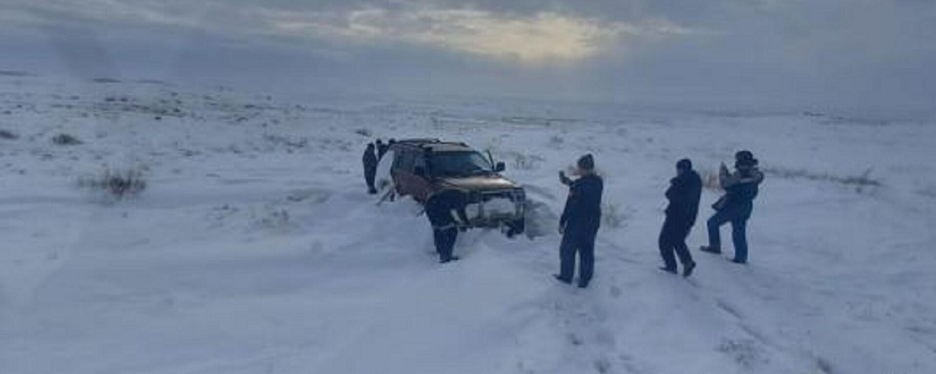 Спасатели помогают автолюбителям выбраться из снежного плена - Sputnik Казахстан, 1920, 06.01.2023