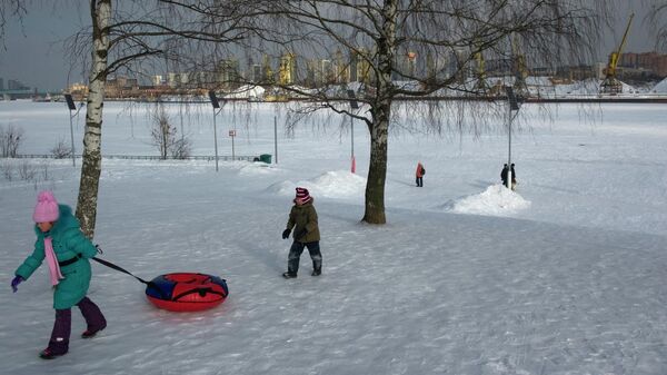 Дети катаются с ледяных горок, архивное фото - Sputnik Казахстан