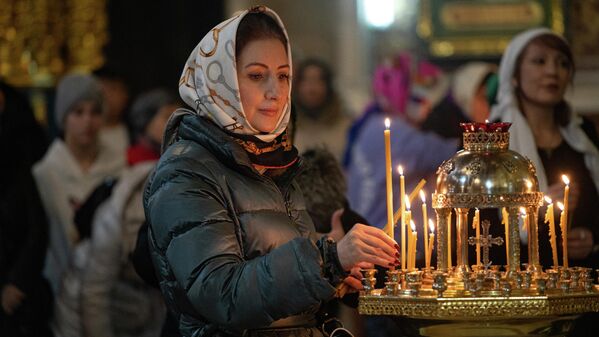Православные христиане мира, в том числе казахстанцы отмечают один из самых важных христианских праздников – Рождество Христово. - Sputnik Казахстан