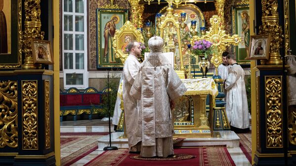 Ее совершил викарий, управляющий делами Православной церкви Казахстана епископ Каскеленский Геннадий. - Sputnik Казахстан