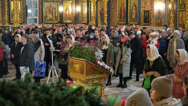 В эту священную праздничную ночь верующие обращаются к Богу, моля о мире, добре и благополучии для всех людей. - Sputnik Казахстан