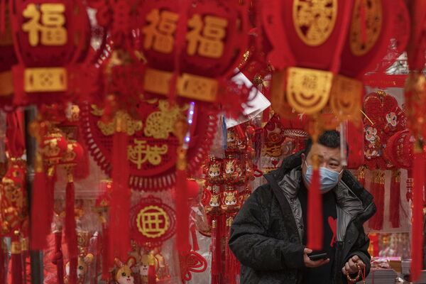Продажа декоративных украшений во время подготовки к празднованию Нового года по лунному календарю в Китае. - Sputnik Казахстан