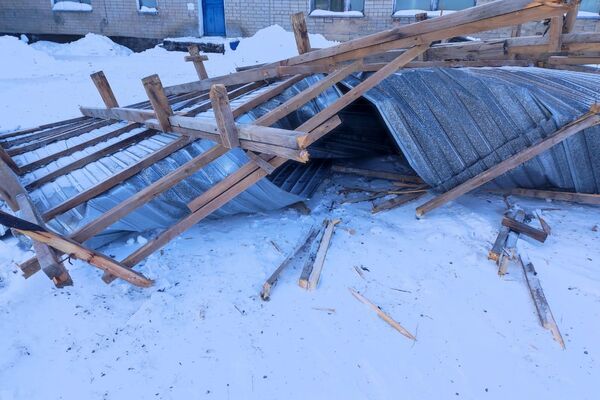 Ураганный ветер снес крышу в одной из сельских школ Павлодарской области - Sputnik Казахстан
