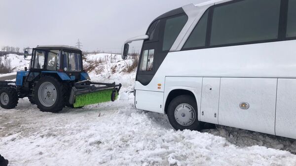 Автобус с детьми застрял в снежном заносе при выезде из горного спортивно - Sputnik Қазақстан