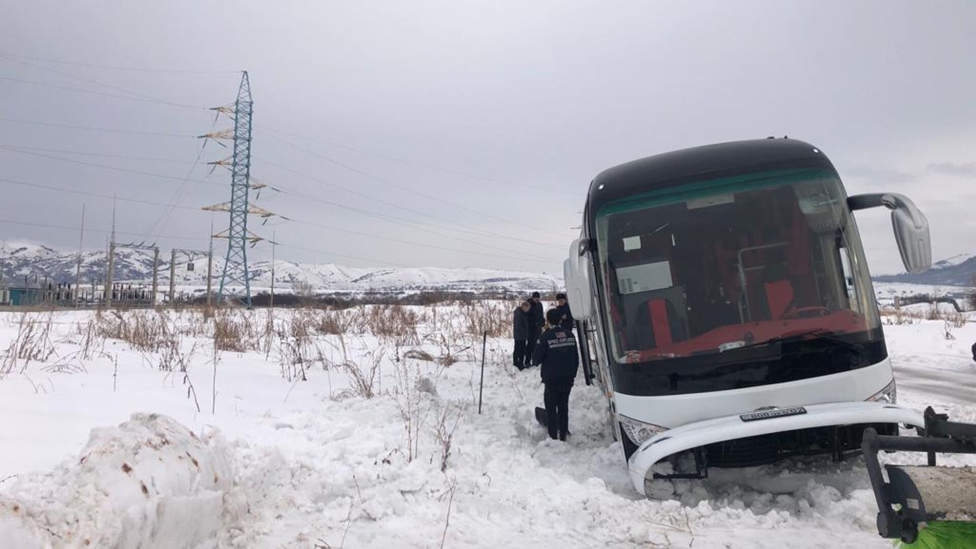 Автобус с детьми застрял в снежном заносе при выезде из горного спортивно - Sputnik Казахстан, 1920, 09.01.2023