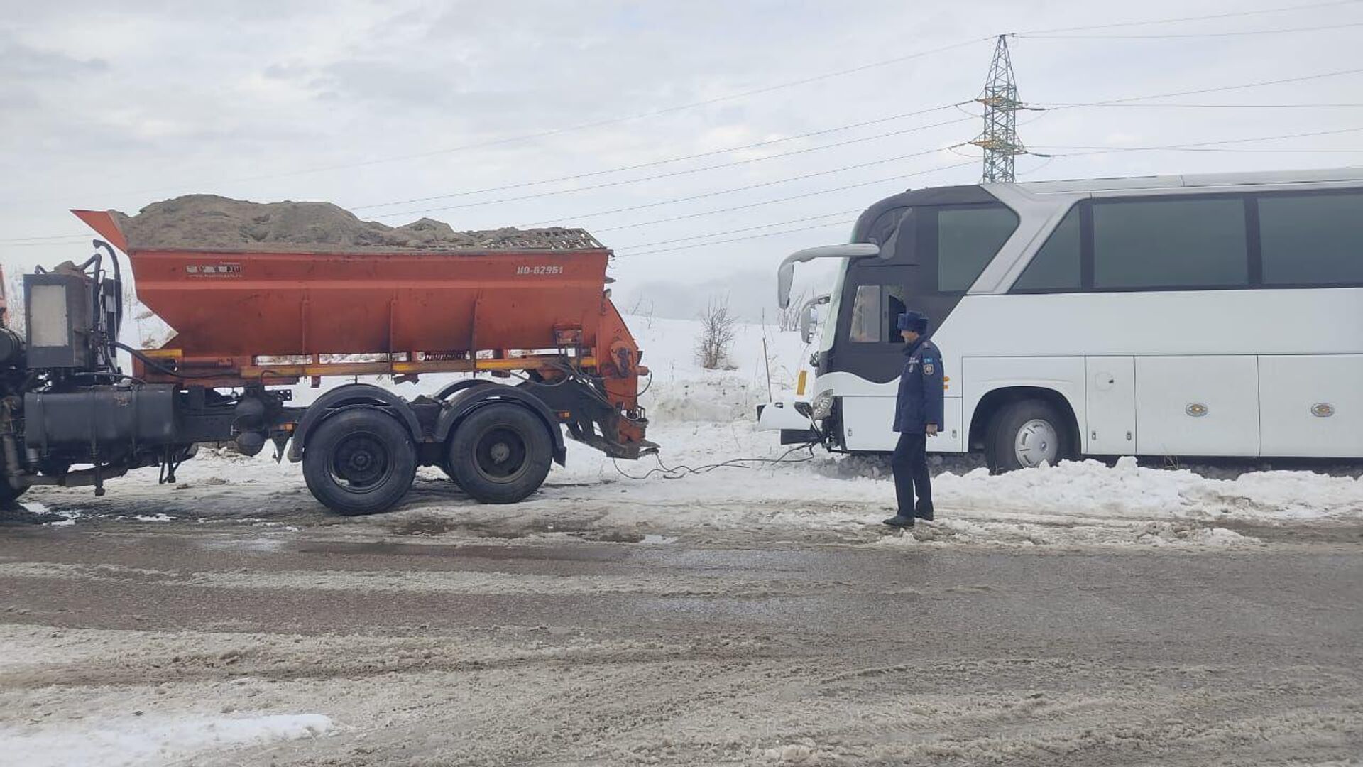 Автобус с детьми застрял в снежном заносе при выезде из горного спортивно - Sputnik Казахстан, 1920, 09.01.2023