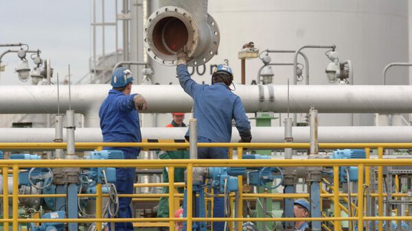 Рабочие на насосной станции в конце нефтепровода Дружба, Германия, архивное фото - Sputnik Казахстан