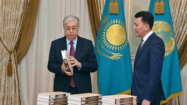 Главе государства представлен многотомник материалов Государственной комиссии по полной реабилитации жертв политических репрессий - Sputnik Казахстан