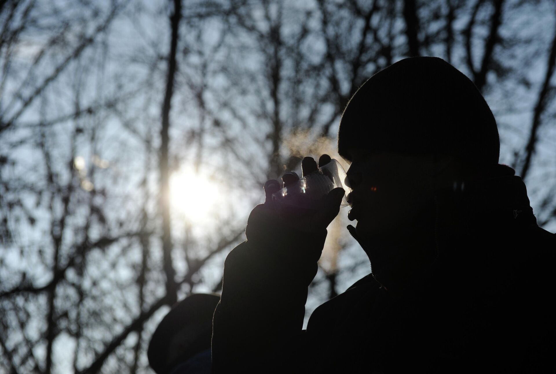 Мужчина пьет чай в морозную погоду, архивное фото - Sputnik Казахстан, 1920, 09.01.2026