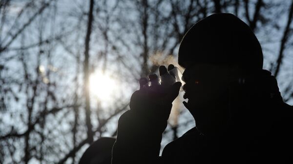 Мужчина пьет чай в морозную погоду, архивное фото - Sputnik Казахстан