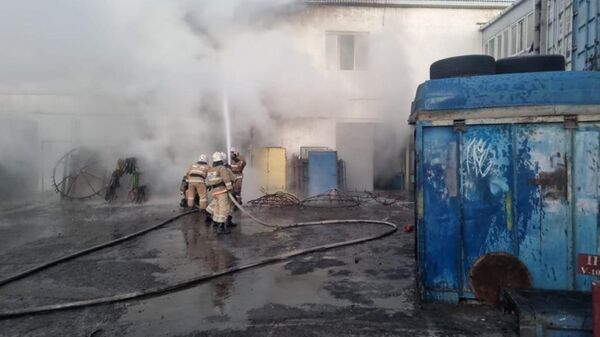 Пожарные предотвратили взрыв семнадцати газовых баллонов на СТО в Актау - Sputnik Казахстан