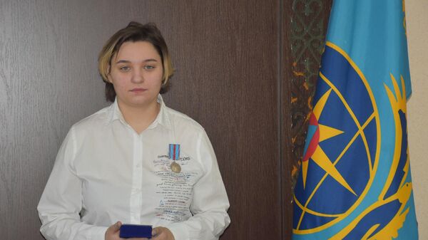  В Петропавловске награждена медалью 19-летняя девушка, спасшая первого января на пожаре мужчину - Sputnik Казахстан