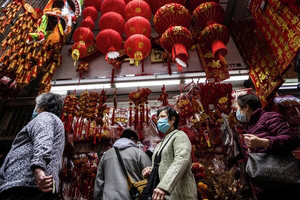 &quot;Китайский Новый год&quot; отмечают несколько миллиардов человек по всему миру. На фото: люди смотрят на новогодние украшения, выставленные на продажу в Гонконге в преддверии встречи Лунного Нового года Кролика. - Sputnik Казахстан