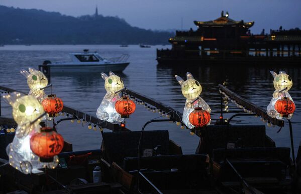 Новый год в Китае называют Чуньцзэ — праздником весны. На фото: фонари в форме кроликов украсили лодки на озере в Ханчжоу, в восточной китайской провинции Чжэцзян. - Sputnik Казахстан