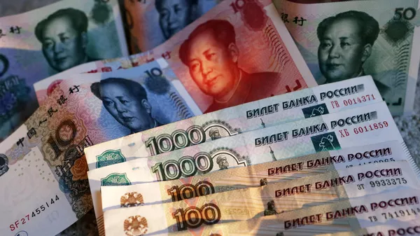 Китайские банкноты номиналом в 100, 50, 20, 10 и 5 юаней и российские 1000 и 100 рублевые купюры - Sputnik Казахстан