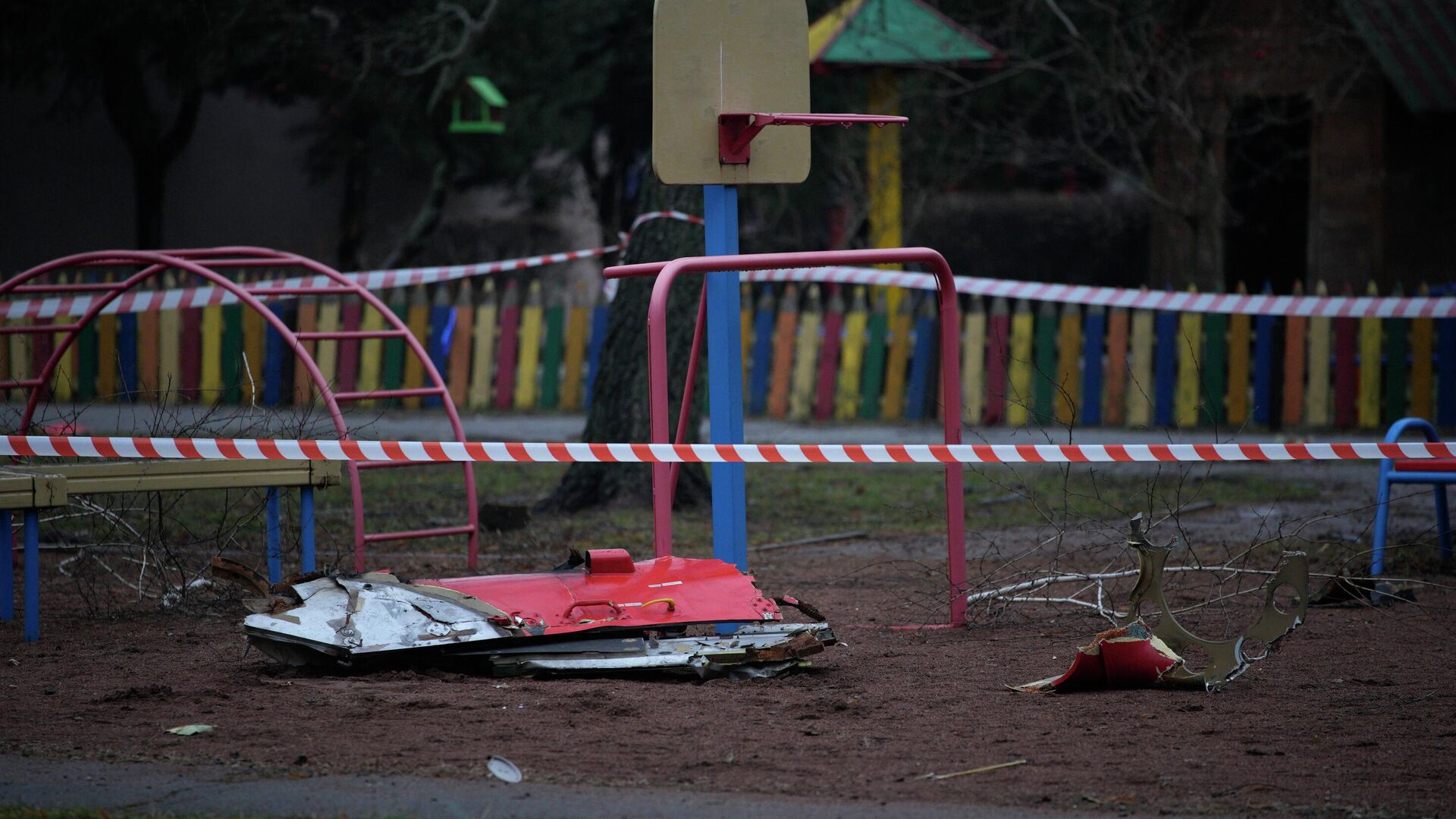 На месте крушения вертолета на территории детского сада в Броварах, на окраине Киева, Украина, 18 января 2023 года - Sputnik Казахстан, 1920, 19.01.2023