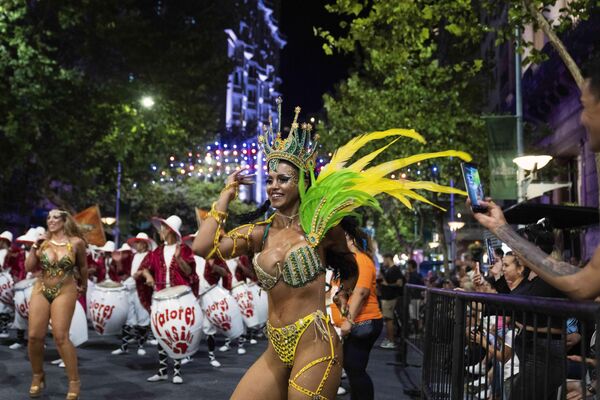 В отличие от бразильского карнавала с мотивами самбы, в Уругвае танцуют кандомбе.  - Sputnik Казахстан