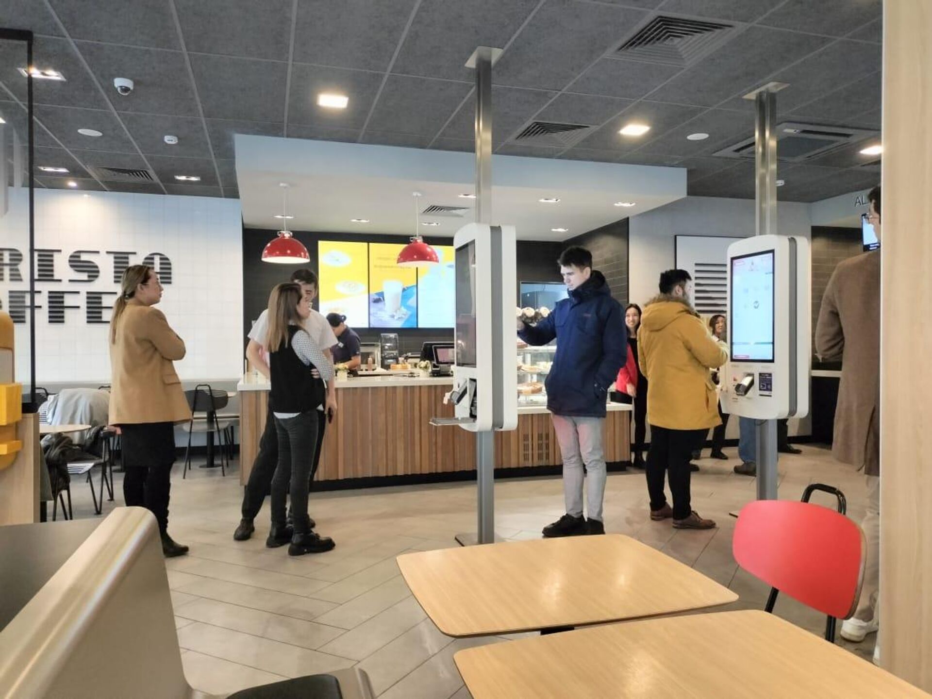 Люди собираются понемногу в бывших ресторанах McDonald's, ныне - МыОткрыты - Sputnik Казахстан, 1920, 23.01.2023
