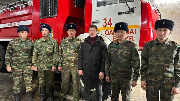 Адильхан Казыбай и пожарные - Sputnik Казахстан