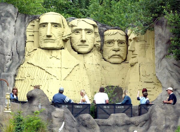 Копия горы Рашмор, сделанная из кирпичей Lego в парке развлечений Legoland в Биллуне, Дания. - Sputnik Казахстан