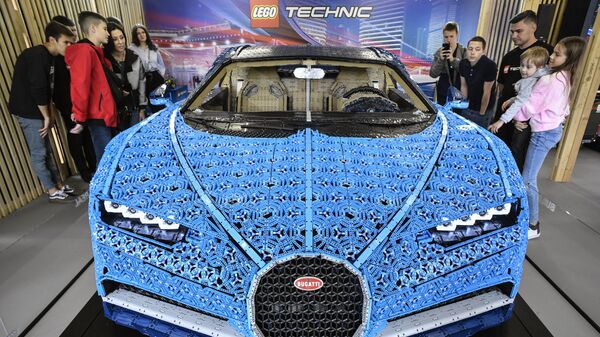 Полноразмерный автомобиль Bugatti Chiron, сделанный из конструкторов LEGO Technic, на выставке в московском парке Горького - Sputnik Казахстан