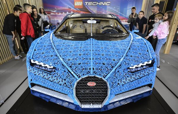 Полноразмерный автомобиль Bugatti Chiron, сделанный из конструкторов Lego Technic, на выставке в московском Парке Горького. - Sputnik Казахстан