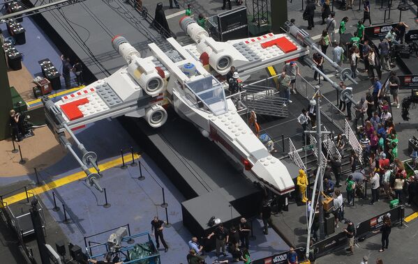 Истребитель X-wing, на котором Люк Скайуокер летает в фильме &quot;Звездные войны&quot;, сделанный из кубиков Lego, на Таймс-сквер в Нью-Йорке. - Sputnik Казахстан