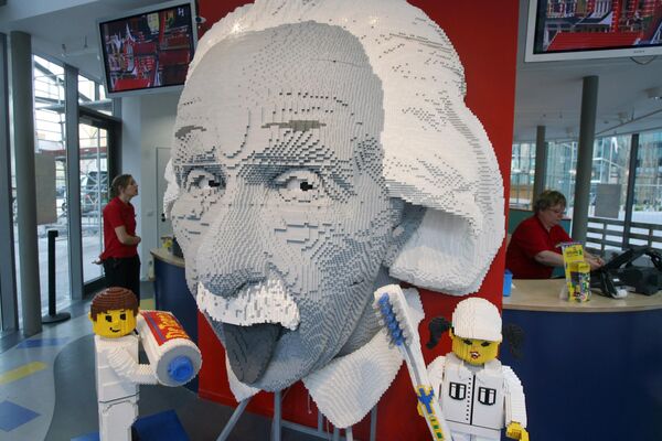 Бюст физика Альберта Эйнштейна, сделанный из кирпичиков Lego, украшает вход в берлинский парк развлечений Legoland. - Sputnik Казахстан