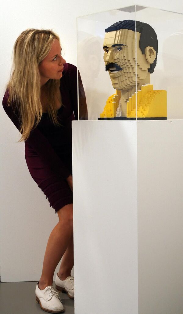 Лего-бюст солиста группы Queen Фредди Меркьюри на выставке в Лондоне. - Sputnik Казахстан