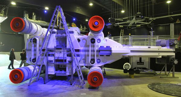 Техники работают над моделью космического корабля Lego Star Wars X-Wing в тематическом парке Legoland недалеко от Гюнцбурга, южная Германия. - Sputnik Казахстан