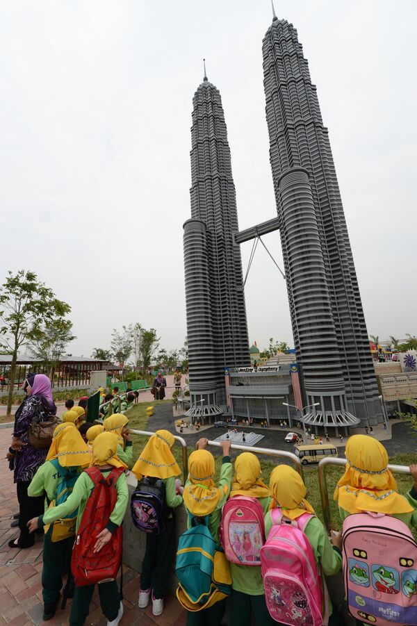 Башни Петронас из Lego в Малайзии. - Sputnik Казахстан