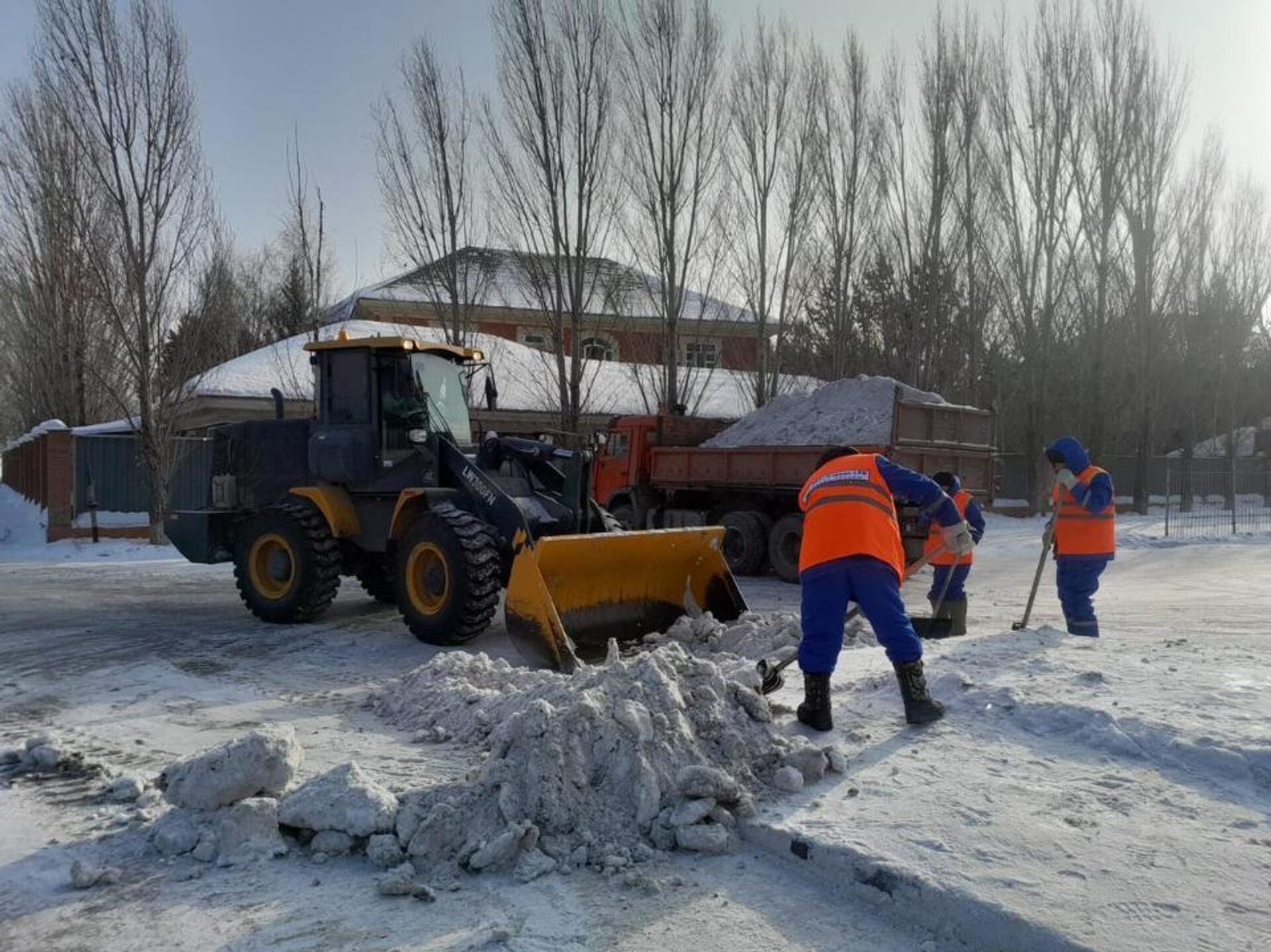 Более двух тысяч дорожных рабочих вышли на уборку снега в Астане - Sputnik Казахстан, 1920, 26.01.2023