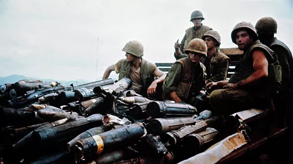 Американские солдаты перевозят боеприпасы в грузовике в Куонг-Тунге в 1967 году. Интенсивные воздушные бомбардировки Северного Вьетнама проводились между 1965 и 1968 годами во время войны во Вьетнаме - Sputnik Казахстан