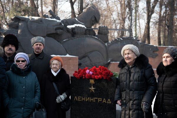 Акция памяти жертв блокадного Ленинграда у вечного огня в Алматы - Sputnik Казахстан