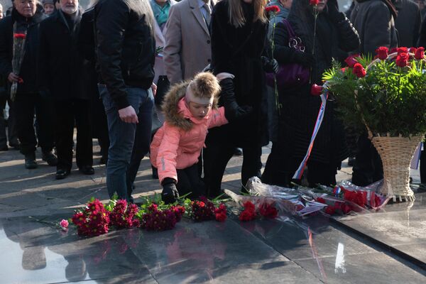 Акция памяти жертв блокадного Ленинграда у вечного огня в Алматы - Sputnik Казахстан