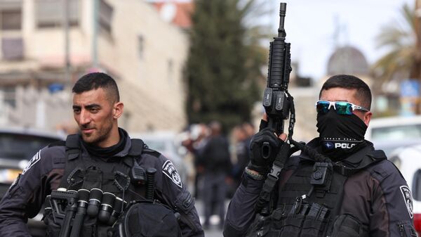 Сотрудники израильской армии на месте массовой стрельбы в Иерусалиме - Sputnik Казахстан
