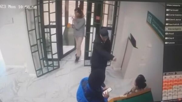 Нападение в банке попало на видео - Sputnik Казахстан