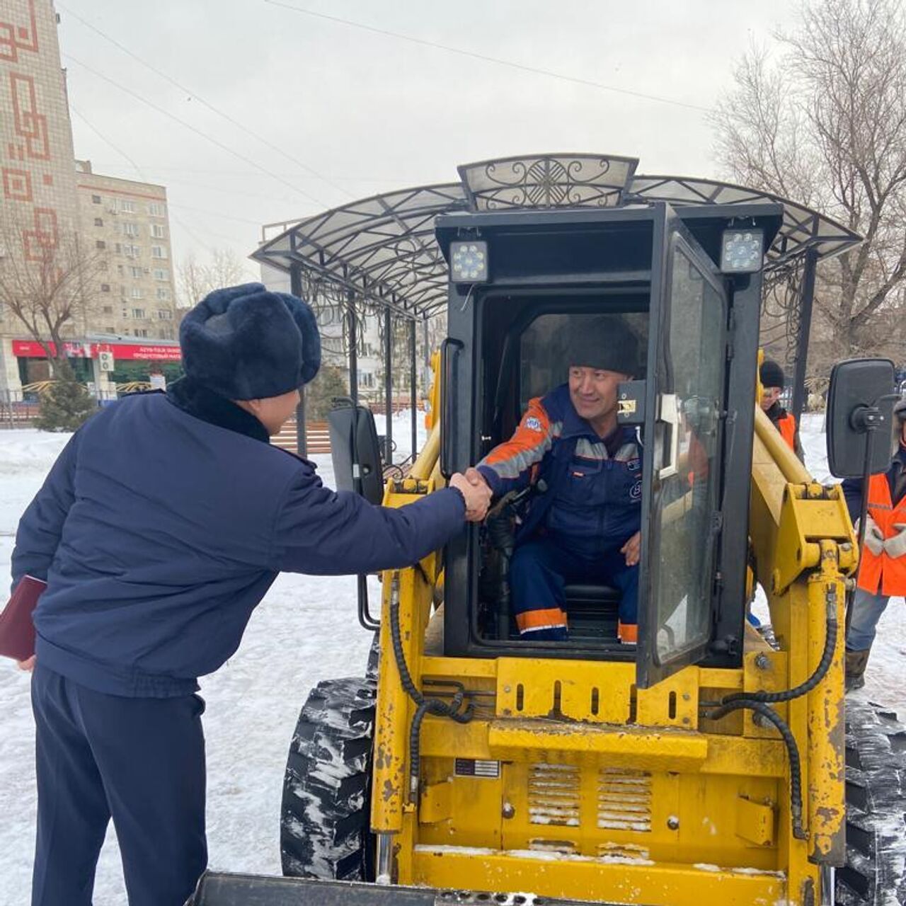 Ковшами снега потушил горящее авто водитель погрузчика в Павлодаре -  01.02.2023, Sputnik Казахстан