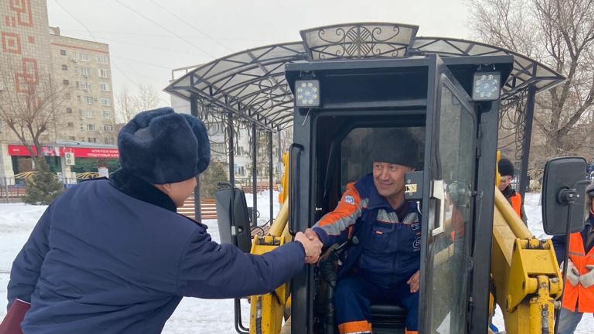 Ковшами снега потушил горящее авто водитель погрузчика в Павлодаре -  01.02.2023, Sputnik Казахстан