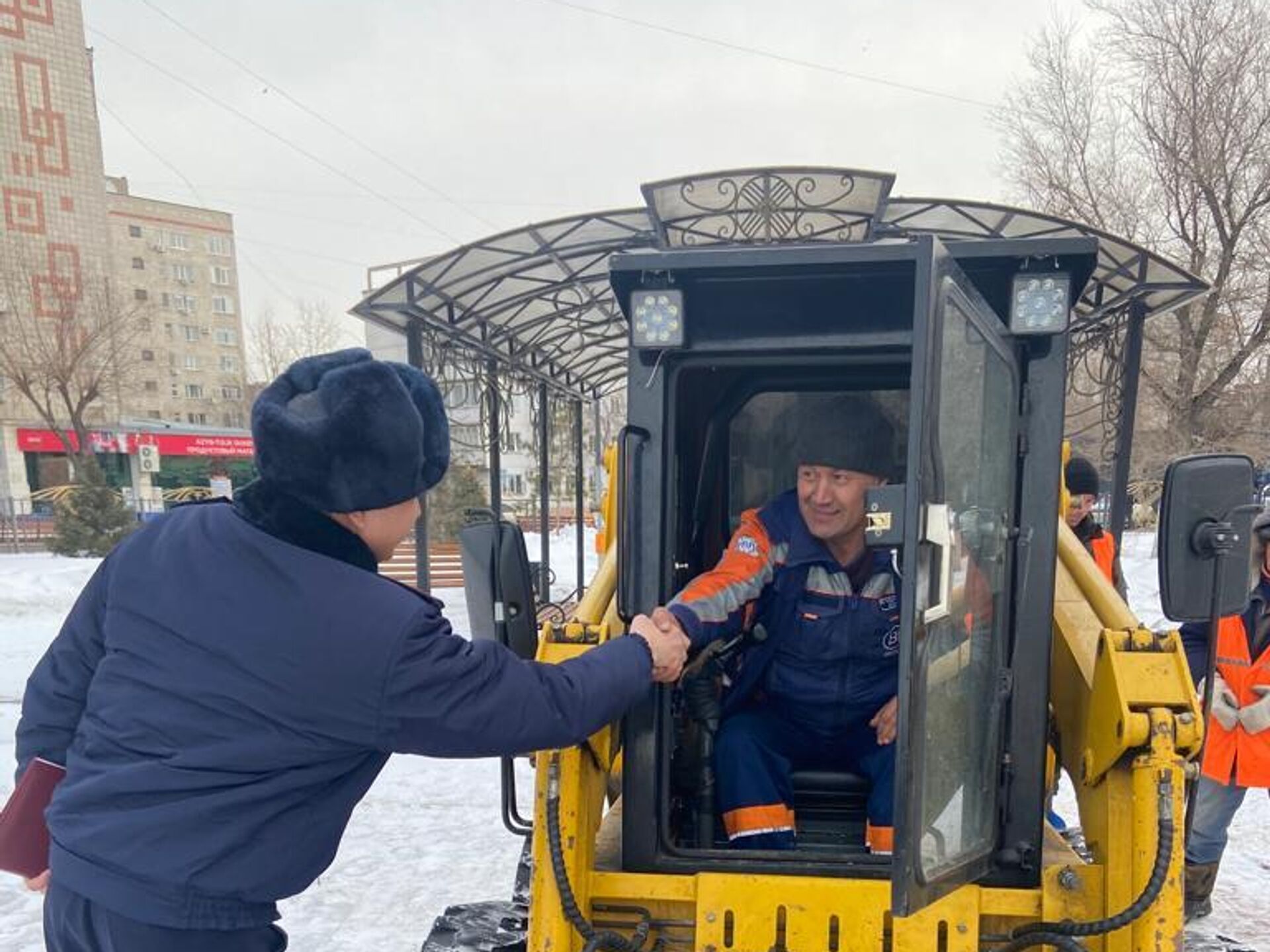 Ковшами снега потушил горящее авто водитель погрузчика в Павлодаре -  01.02.2023, Sputnik Казахстан