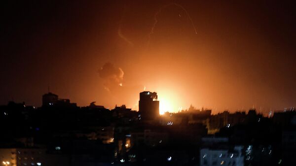 Огонь и дым поднимаются над зданиями в городе Газа, когда Израиль нанес авиаудары по палестинскому анклаву - Sputnik Казахстан