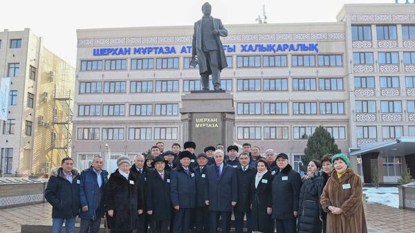 Токаев возложил цветы к памятнику писателю Шерхану Муртазе  - Sputnik Казахстан