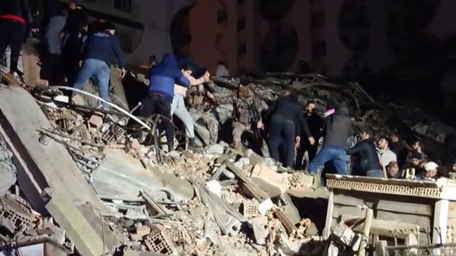 Спасатели ищут жертв землетрясения на юго-востоке Турции - Sputnik Казахстан, 1920, 06.02.2023