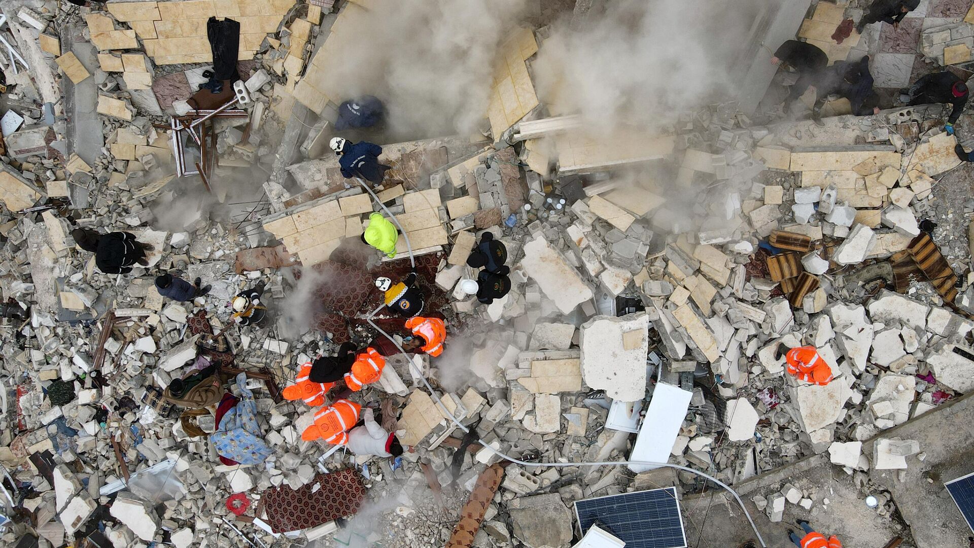 Поиски жертв и выживших под обломками рухнувших зданий после землетрясения в городе Сармада в сирийской провинции Идлиб  - Sputnik Казахстан, 1920, 08.02.2023