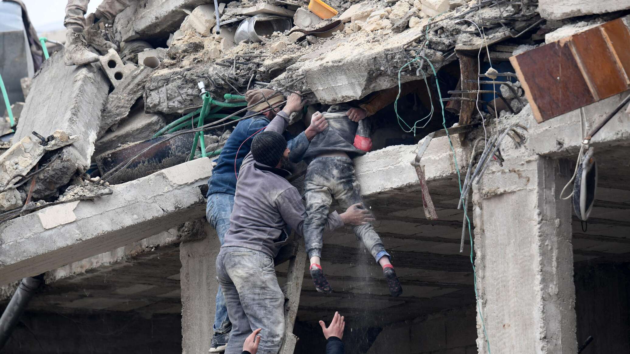 Землетрясение и люди. Землетрясение в Турции и Сирии 2023. Сирия Алеппо землетрясение 2023. Землетрясение в Турции 6 февраля 2023.
