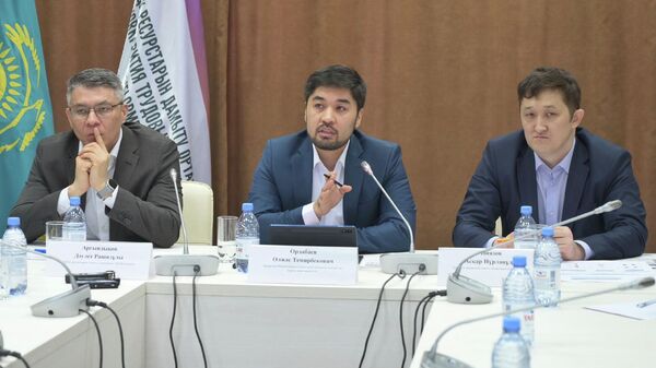 Олжас Ордабаев (в центре фото) и Аскар Ниязов (справа) - Sputnik Казахстан