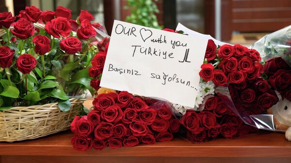 Казахстанцы несут цветы к посольству Турции.  - Sputnik Казахстан