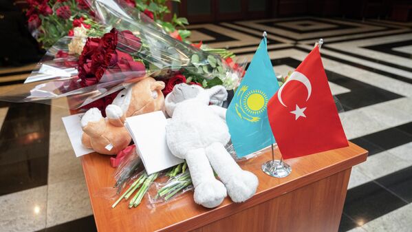 Как сообщалось, президент Турции объявил в стране семидневный общенациональный траур по жертвам стихийного бедствия, а в 10 затронутых катастрофой провинциях объявлено чрезвычайное положение на три месяца. - Sputnik Казахстан