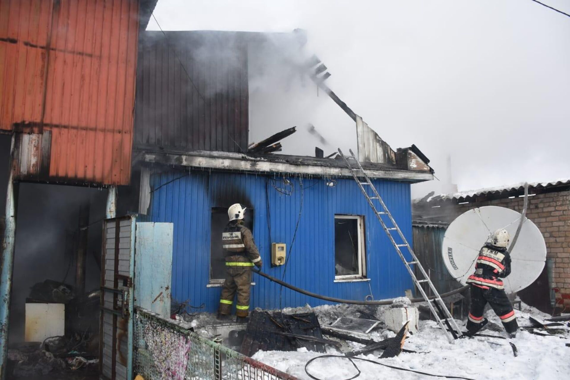 Восемь газовых баллонов вынесли пожарные из горящего дома в Петропавловске - Sputnik Казахстан, 1920, 09.02.2023