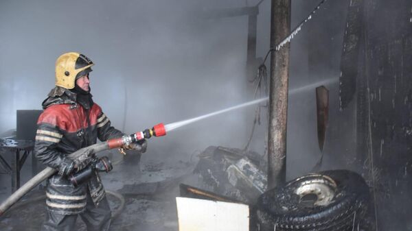 Восемь газовых баллонов вынесли пожарные из горящего дома в Петропавловске - Sputnik Қазақстан
